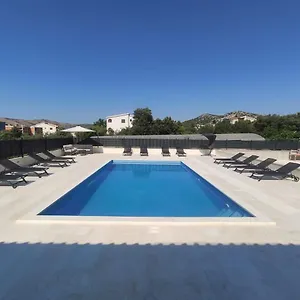 apartmani-beran.hotels-in-trogir.com/